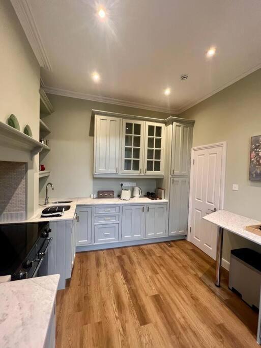 Apartamento Flat In The Heart Of Holland Park Londres Exterior foto